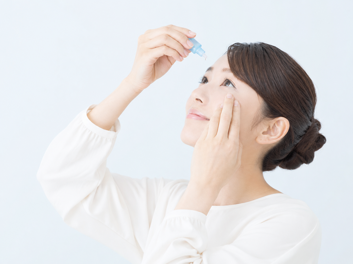 点眼している女性